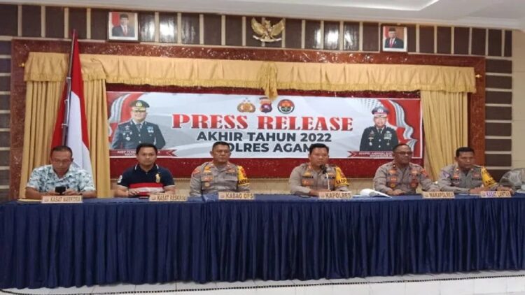 Kapolres Agam AKBP Ferry Ferdian didampingi Waka dan Kasat memberikan keterangan terkait kasus selama 2022. (Antara/Yusrizal)
