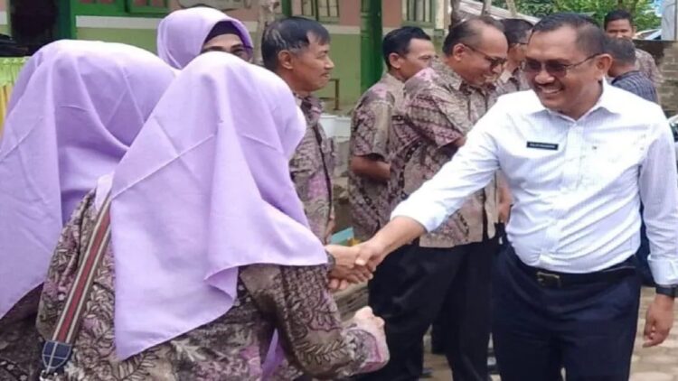 Kepala Dinas Pendidikan Pesisir Selatan, Salim Muhaimin (baju putih) bersama para guru di Kecamatan Lunang. (Antara)