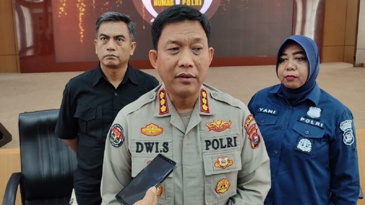 Kabid Humas Polda Sumbar Kombes Dwi Sulistyawan dan jajaran. (Dok. Istimewa)