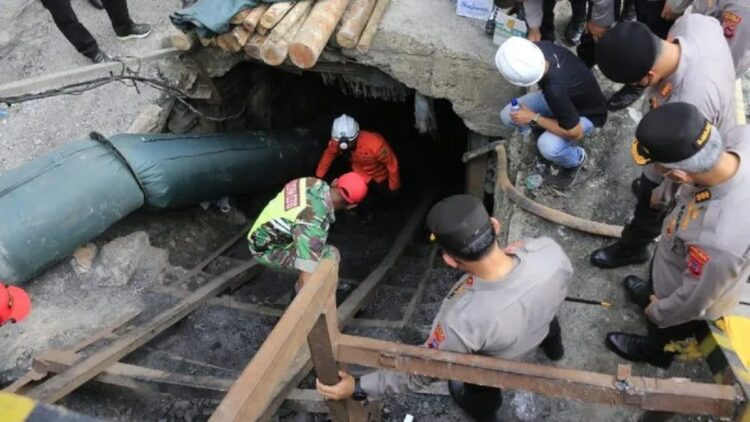 Jika Langgar Izin Tambang, Kapolda Sumbar Siapkan Ini untuk PT NAL 1 Kapolda Sumbar mengunjungi lokasi tambang meledak di Sawahlunto. (Antara)