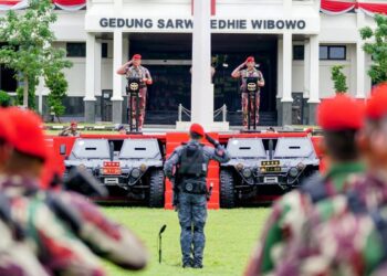 Kapolri dipasangkan baret merah