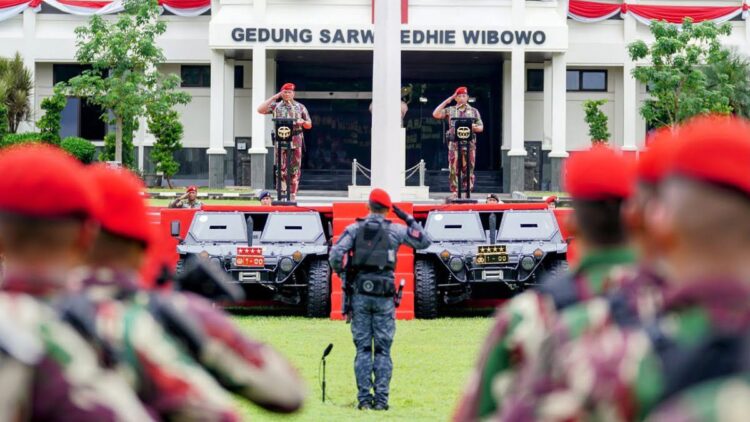 Kapolri dipasangkan baret merah