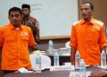Ketua Partai Buruh Sumbar Doni Alferi dan Wakil Sekretaris Desri Efrinaldi saat rapat dengan KPU Sumbar.