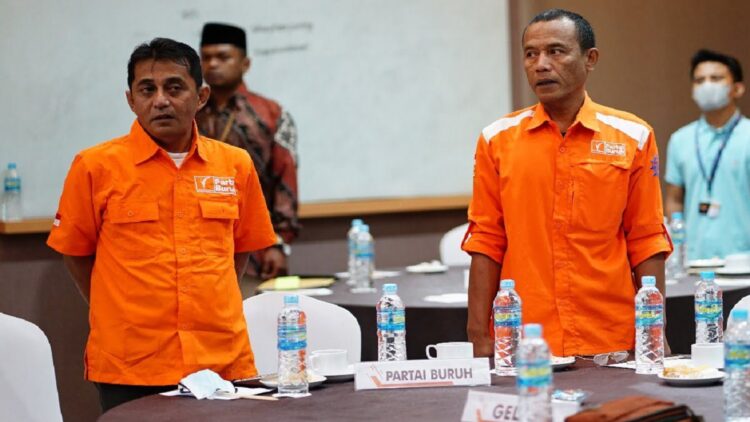 Ketua Partai Buruh Sumbar Doni Alferi dan Wakil Sekretaris Desri Efrinaldi saat rapat dengan KPU Sumbar.