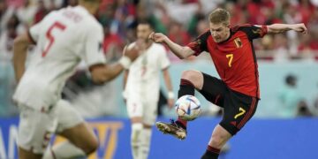 Kevin de Bruyne saat melewati pemain Maroko