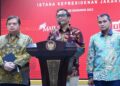 Menko Polhukam Mahfud MD, Menko Perekonomian Airlangga Hartarto, serta Wamenkumham Edward Omar Sharif Hiariej, di Kantor Presiden, Jakarta, Jumat (30/12/2022). (Foto: BPMI Setpres)