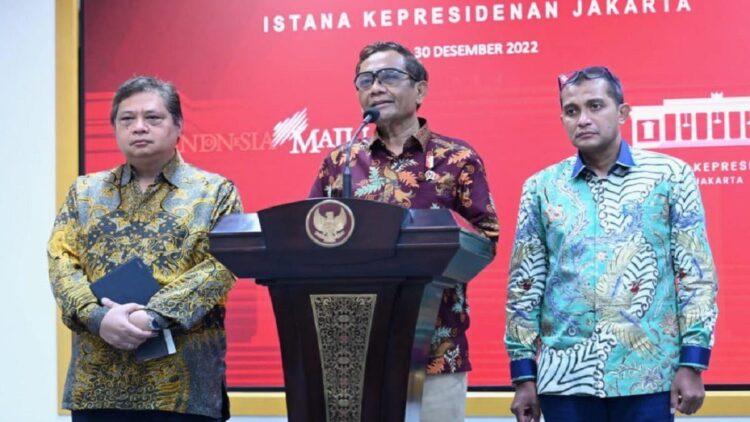 Perpu Cipta Kerja Langkah Antisipasi Situasi Geopolitik dan Ekonomi Global 1 Menko Polhukam Mahfud MD, Menko Perekonomian Airlangga Hartarto, serta Wamenkumham Edward Omar Sharif Hiariej, di Kantor Presiden, Jakarta, Jumat (30/12/2022). (Foto: BPMI Setpres)