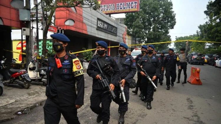Pemerintah: Pelaku Bom Bunuh Diri Diduga Kuat Jaringan Teroris Lama, Tolak KUHP Baru 1 Anggota Brimob berjaga di kawasan Astanaanyar, Bandung, Jawa Barat, Rabu (7/12/2022). (ANTARA FOTO/Raisan Al Farisi/pras)