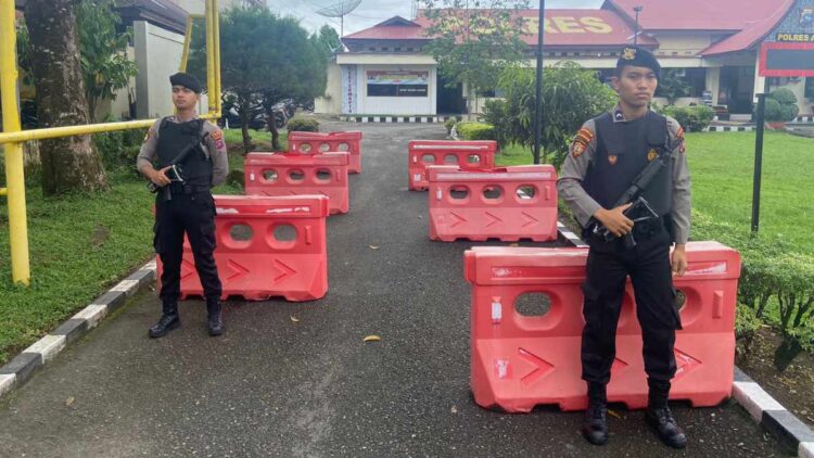Seluruh Polres di Sumbar Siagakan Personel Bersenjata Lengkap 1 Personel polisi bersenjata lengkap siaga di Mapolres Agam