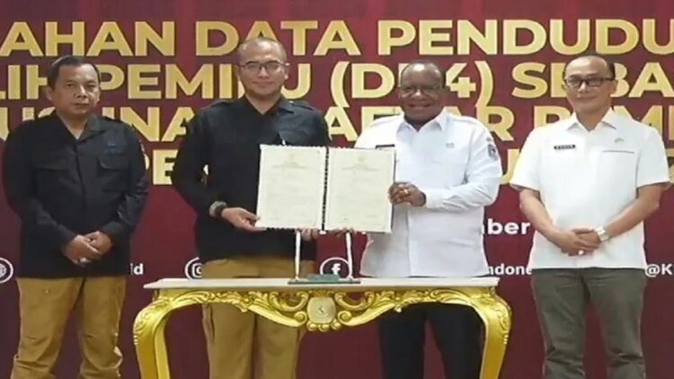 Tangkapan layar - Wakil Menteri Dalam Negeri (Wamendagri) John Wempi Wetipo dan Ketua KPU RI Hasyim Asy'ari dalam acara penyerahan DP4 tersebut, di Kantor KPU RI, Jakarta, Rabu (14/12/2022). ANTARA/Tri Meilani Ameliya