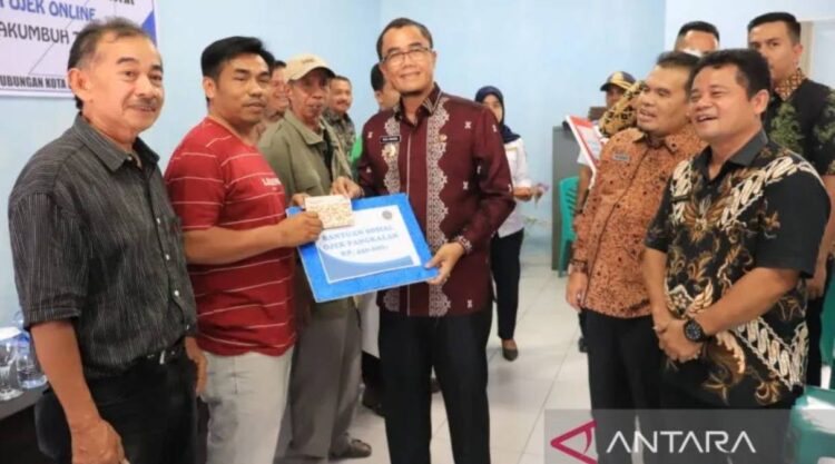 Sopir dan Tukang Ojek di Payakumbuh Terima Bansos Dampak Kenaikan BBM 1 Plt Wali Kota Payakumbuh serahkan bansos