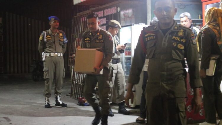 Satpol PP Padang amankan 94 botol miras dari tempat hiburan malam