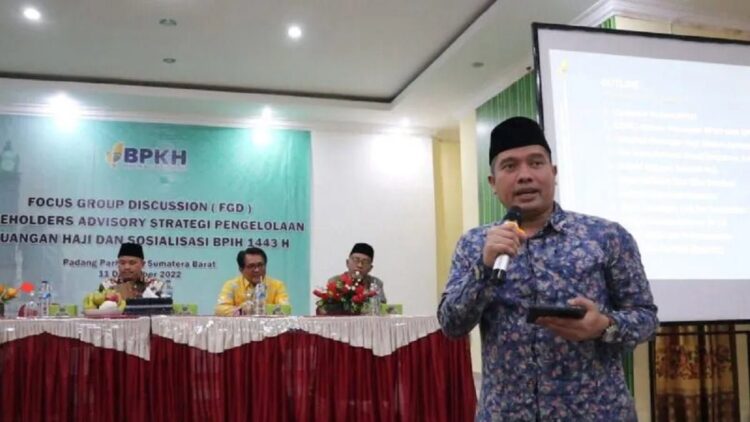 Anggota Badan Pelaksana BPKH Harry Alexander pada pelaksanaan Focus Group Discussion (FGD) Stakeholder Advisory Strategi Pengelolaan Keuangan Haji dan Sosialisasi Biaya Penyelenggaraan Ibadah Haji (BPIH) 1443 H di Pariaman, Minggu. (ANTARA/Aadiaat M. S)