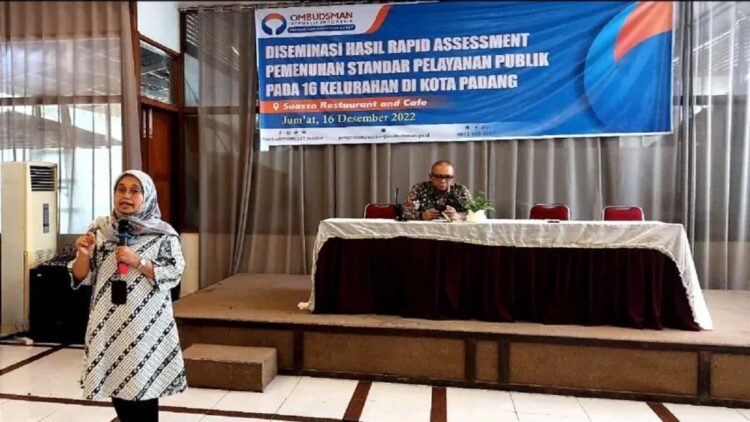 Ombudsman Sumbar Sebut Layanan Publik di Kelurahan di Padang Kurang Optimal, Ini Penyebabnya 1 Kepala Ombudsman perwakilan Sumbar Yefri Heriani memaparkan hasil kajian cepat pelayanan publik kelurahan di Padang, Jumat (Antara/Ikhwan Wahyudi)
