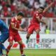 Duel pemain Timnas Indonesia dan Thailand dalam laga ketiga Grup A Piala AFF 2022. Kedua tim bermain imbang 1-1.
