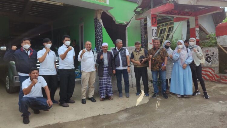 UPZ Semen Padang Salurkan Zakat Karyawan untuk Rehab Mushala di Cianjur 1 UPZ Baznas Semen Padang serahkan zakat untuk bangun musala pasca gempa Cianjur