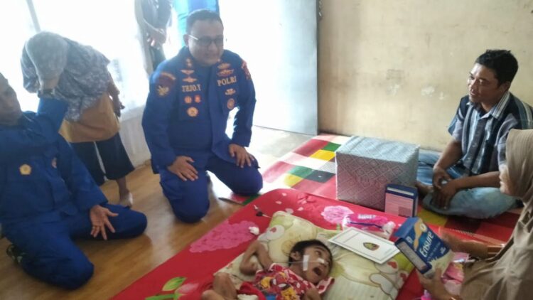 Datangi Rumah Aditya, Wadir Polairud Polda Sumbar Menangis Pilu 1 Wadir Polairud datangi rumah remaja lumpuh di Padang
