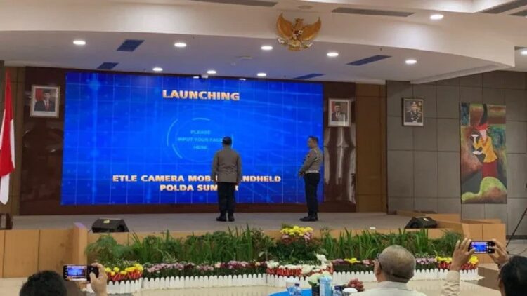 Kapolda Sumbar Irjen Pol Suharyono didampingi Direktur Lalu Lintas Polda Sumbar Kombes Pol Hilman Wijaya saat meresmikan ETLE Camera Handheld di Padang,Kamis (1/12) (ANTARA/Mario Sofia Nasution)