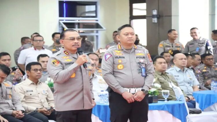 Kapolda Sumbar Irjen Pol Suharyono bersama Dirlantas Polda Sumbar Kombes Pol Hilman Wijaya (ANTARA/ HO Polda Sumbar)
