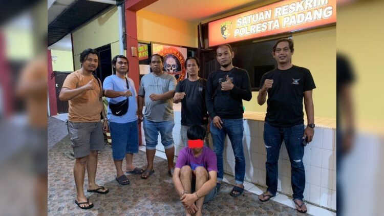 Masuk Indekos lalu Bawa Kabur 4 HP, Remaja di Padang Dibekuk Polisi 1 Polisi mengamankan seorang remaja karena mencuri HP. (Istimewa)
