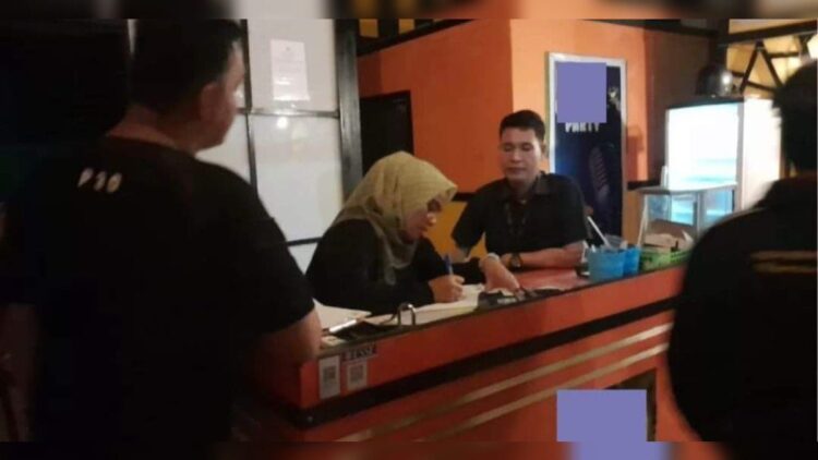 Satpol PP Padang melakukan razia ke sejumlah kafe karaoke. (Istimewa)