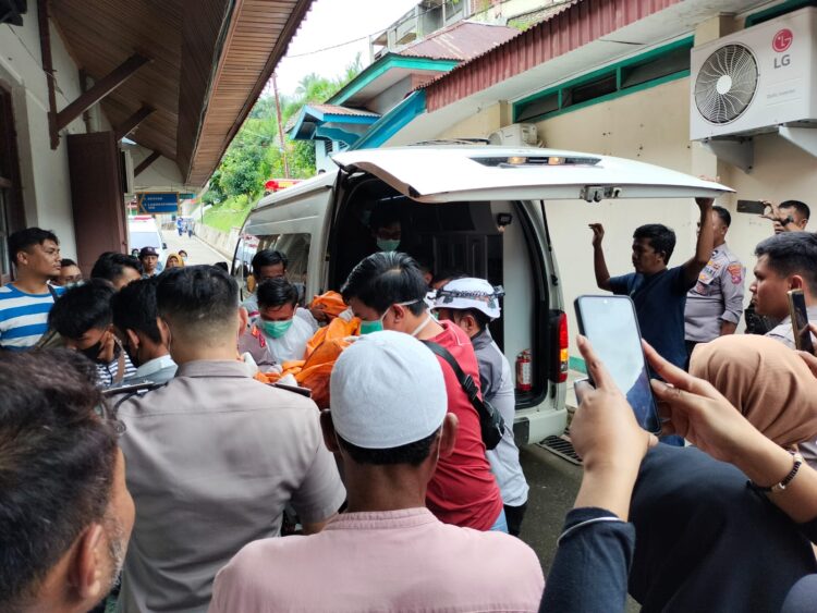 Salah seorang korban ledakan tambang di Sawahlunto dievakuasi ke dalam mobil ambulans. (Istimewa)