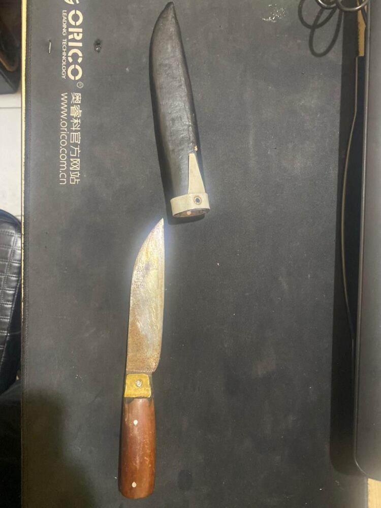 Salah satu senjata tajam yang digunakan pelaku membacok korban. (Istimewa)