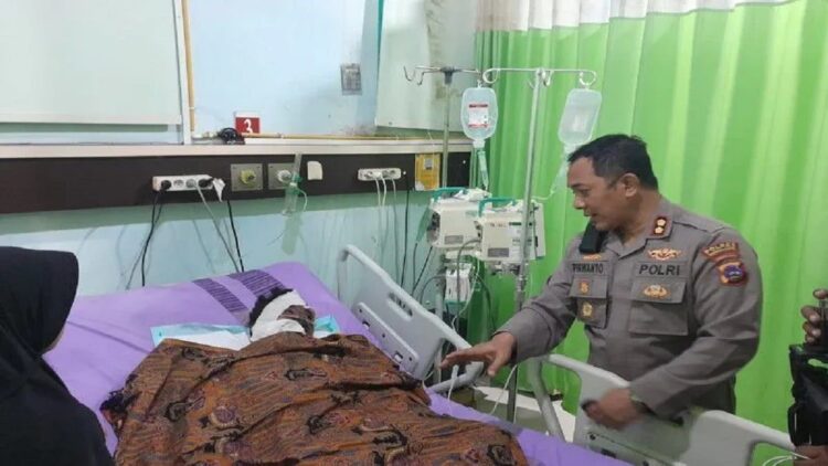 Kapolres Sawahlunto AKBP Purwanto Hari Subekti melihat kondisi korban ledakan yang mengalami luka bakar (ANTARA/HO Polda Sumbar)