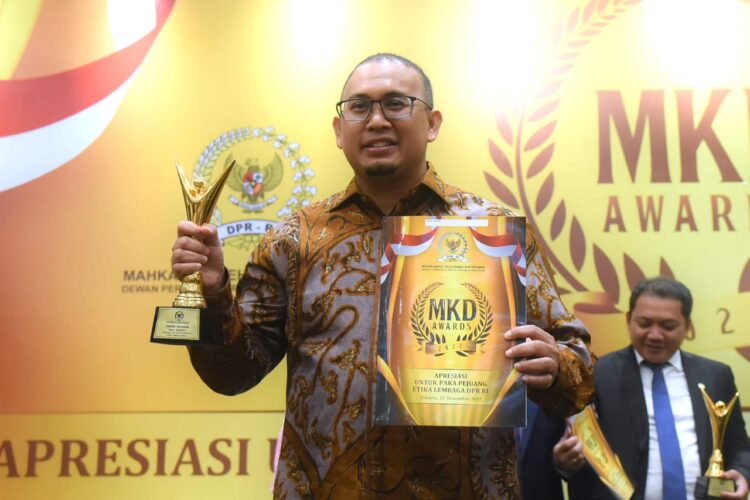 Dinilai Tingkatkan Marwah DPR, Andre Rosiade Terima MKD Awards 1 Anggota DPR RI Fraksi Partai Gerindra Andre Rosiade menerima penghargaan MKD Awards. (Istimewa)