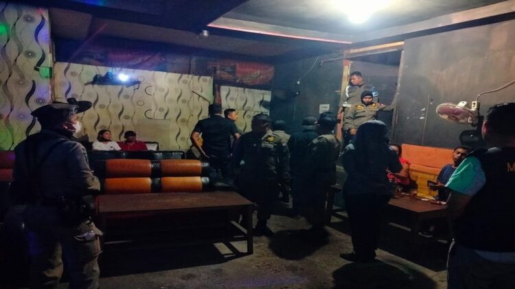 Petugas merazia tempat hiburan malam dan penginapan yang ada di Kota Padang pada Senin (12/12/2022) dini hari. (Dok. Humas Satpol PP)