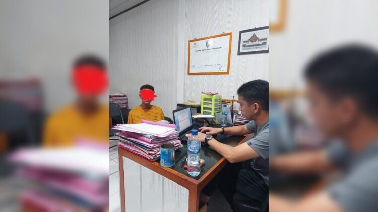 Polisi menginterogasi seorang pelaku perampasan di Kabupaten Solok. (Dok.Polres Solok Kota)