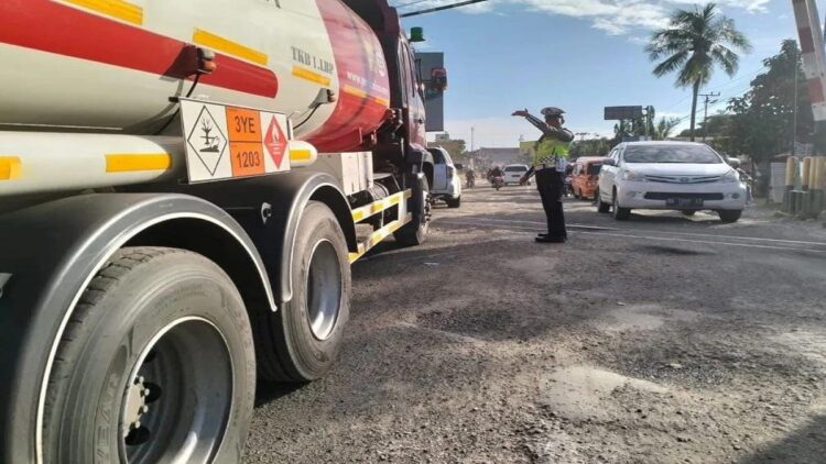 Personel Satlantas Polres Padangpariaman mengatur kendaraan yang melintas. (Istimewa)