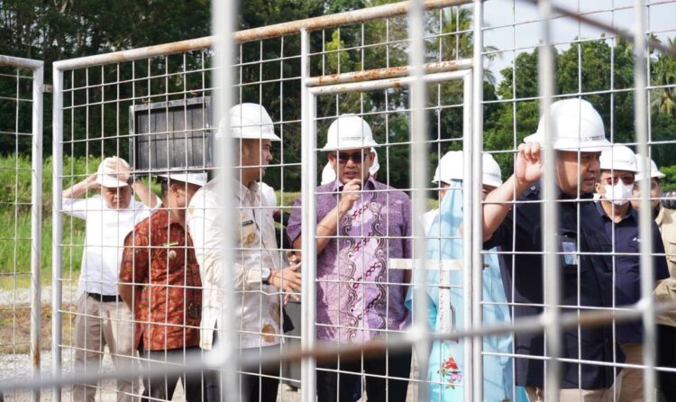 Anggota Komisi VI DPR Andre Rosiade bersama Dirut PGN Haryo, Direktur Infrastruktur dan Teknologi Achmad Muchtasyar, Kamis (25/8/2022) berkunjung ke Sumur Gas Sinamar 3 Sijunjung bersama Bupati Sijunjung Benny Dwifa, Wakil Bupati Iradatillah dan tokoh masyarakat Sijunjung. (Istimewa)