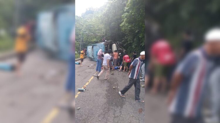 Kondisi bus yang terlibat kecelakaan beruntun di Kota Padangpanjang. (Istimewa)
