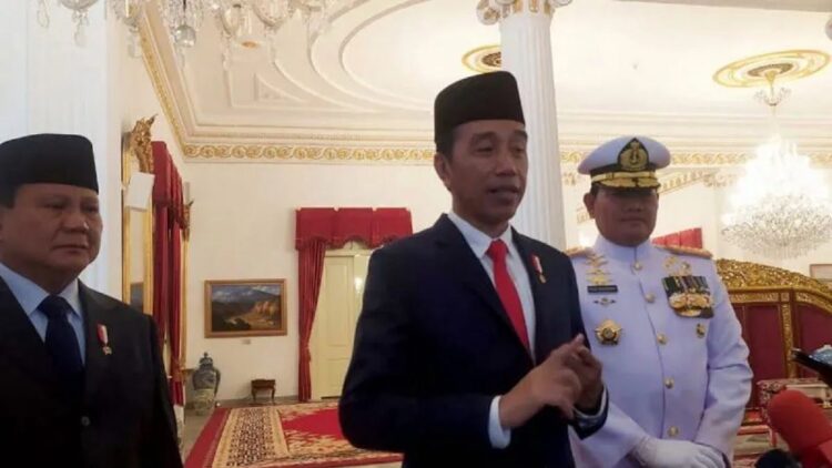 Presiden Jokowi memberikan keterangan pers setelah pelantikan Laksamana TNI Yudo Margono sebagai Panglima TNI di Istana Negara, Jakarta, Senin (19/12/2022). ANTARA/Indra Arief Pribadi.