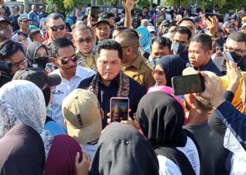Ribuan Orang Sambut Erick Thohir di Bandara Internasional Minangkabau
