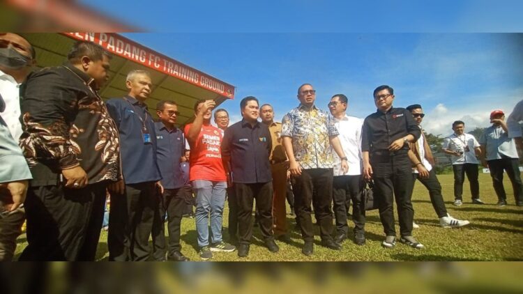 Menteri BUMN didampingi Penasehat Semen Padang FC, Andre Rosiade bertemu dengan seluruh punggawa dan jajaran manajemen Semen Padang FC di Lapangan Indarung. (Foto: Dok. Muhammad Aidil)