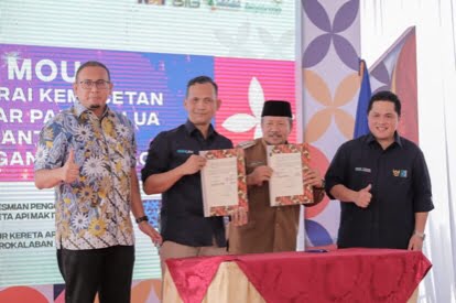 Erick Thohir-Andre Rosiade Saksikan MoU Pemkab Agam-PT KAI, Padang Luar bakal Bebas Macet 1 Penandatanganan MoU antara Pemkab Agam dan PT KAI disaksikan anggota DPR Andre Rosiade dan Menteri BUMN Erick Thohir, Selasa (20/12/2022). (Istimewa)