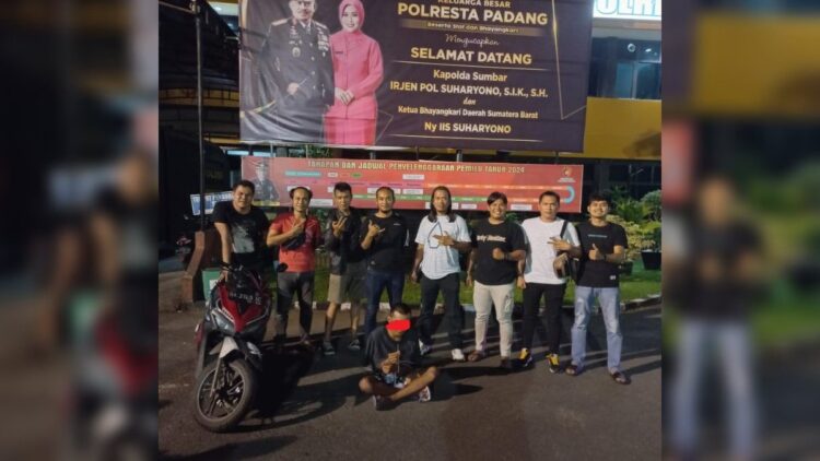 Polisi menangkap penjambret kalung emas di kawasan Juanda, Padang. (Istimewa)