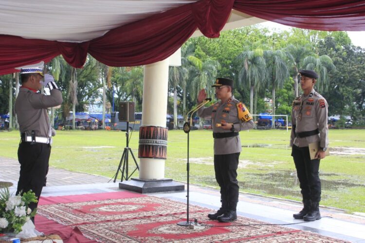 Ini Amanat Kapolri yang Disampaikan Kapolda Sumbar saat Pimpin Apel Gelar Pasukan Operasi Lilin 2022 1 Kapolda Sumbar Irjen Pol Suharyono memimpin Apel Gelar Pasukan Operasi Lilin 2022 di Ruang Terbuka Hijau (RTH) Imam Bonjol Padang, Kamis (22/12/2022). (Istimewa)