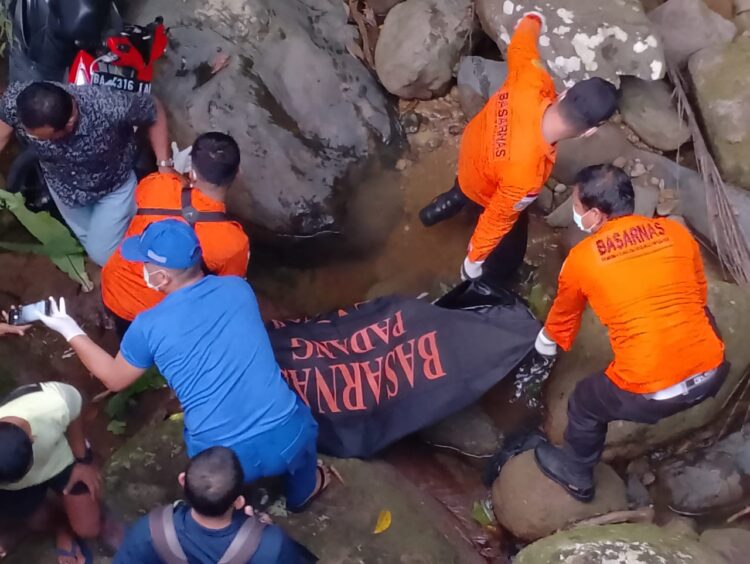 Petugas mengevakuasi korban kecelakaan yang terjatuh ke bawah jembatan di kawasan Bungus Teluk Kabung. (Istimewa)