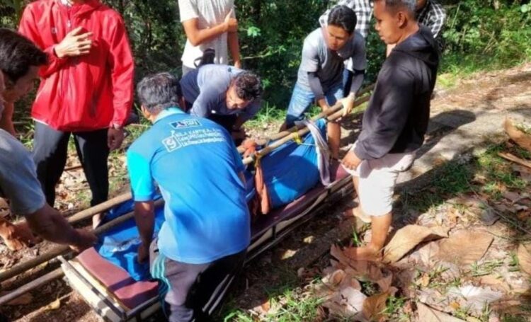 Petugas mengevakuasi jasad seorang warga yang ditemukan tewas saat menjala ikan di Tahura. (Istimewa)