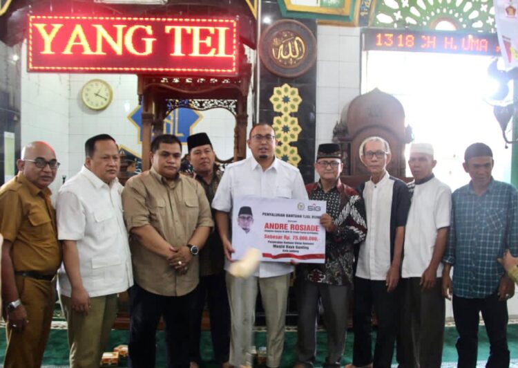 Andre Rosiade menyerahkan bantuan rehab Masjid Ganting, Kota Padang. (Istimewa)
