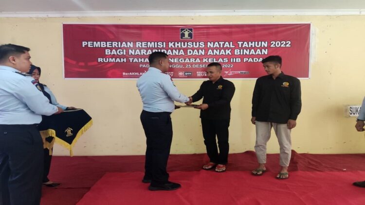 Penuhi Syarat, 8 Napi Rutan Padang Terima Remisi Khusus Natal 1 Delapan orang napi Rutan Padang menerima remisi khusus Natal 2022. (Istimewa)