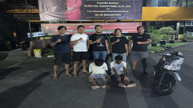 Dua remaja ini ditangkap polisi karena membegal driver ojol menggunakan senpi. (Istimewa)