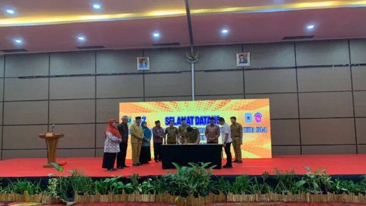 Sekretaris Utama  Badan Kependudukan Keluarga Berencana Nasional (BKKBN) Tavip Agus Rayanto bersama Gubernur Sumbar Mahyeldi dan kepala daerah di Sumbar dalam evaluasi TPPS Sumbar di Padang, Selasa (ANTARA/Mario Sofia Nasution)