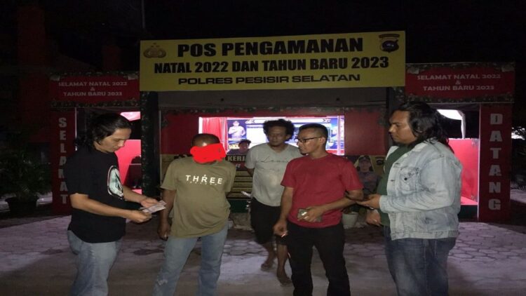Lakukan Pungli Parkir di Pantai Carocok Painan, Dua Pria Diringkus Polisi 1 Polres Pessel menangkap pelaku pungli di Pantai Carocok Painan. (Istimewa)