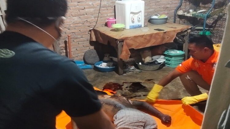 Polisi melakukan identifikasi terhadap korban bunuh diri di Pessel. (Istimewa)