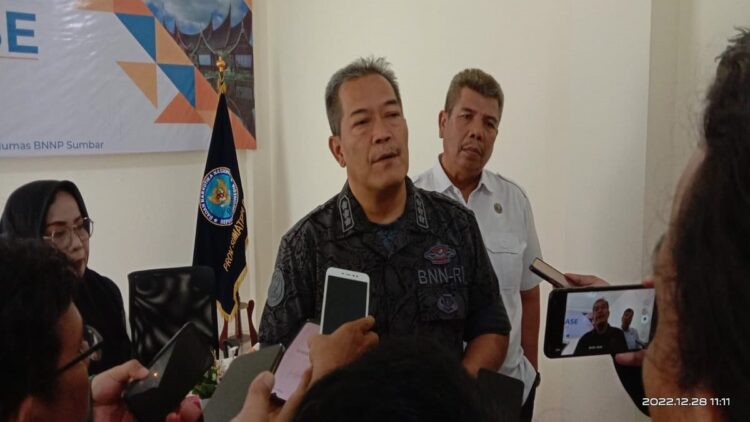 Kepala BNNP Sumbar, Kombes Pol Sukria Gaos didampingi Kabid Brantas, Kombes Hindra. (Foto: Dok. Muhammad Aidil)