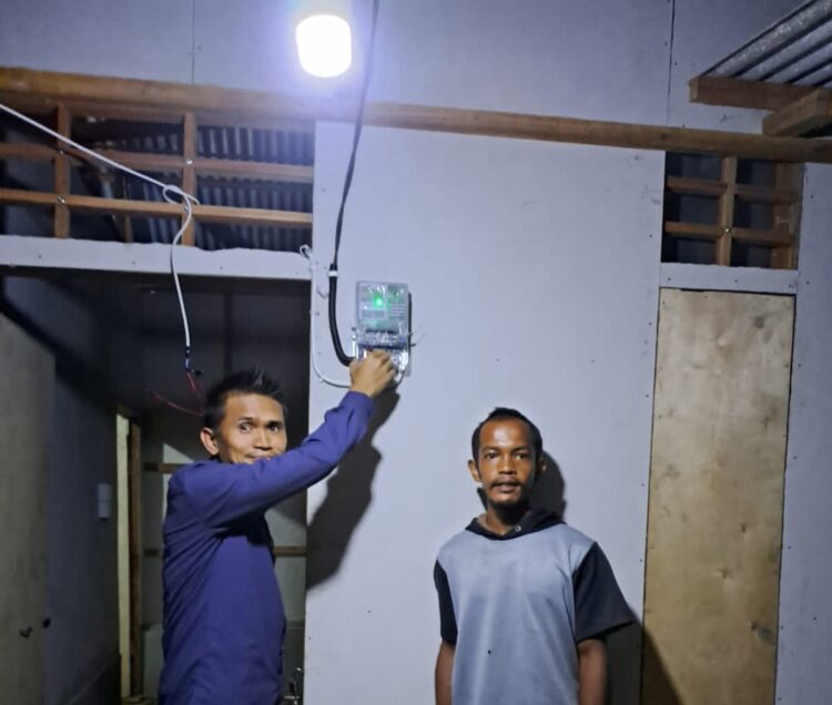 Andre Rosiade memfasilitasi pemasangan listrik bagi warga kurang mampu. (Istimewa)